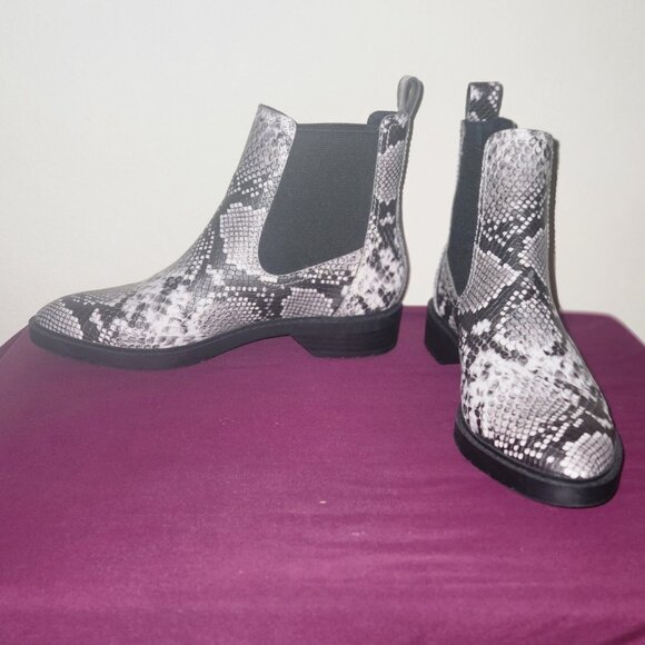 Treasure & Bond Gabriella Chelsea boot in a black and white snake print. Size 8 - Picture 4 of 9
